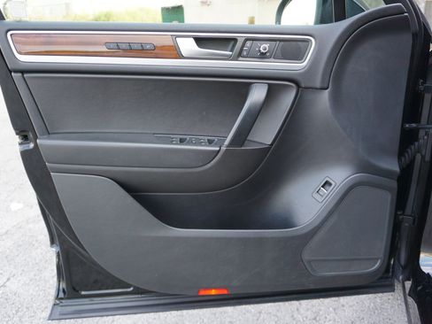 Used 2014 Volkswagen Touareg Sport image 20