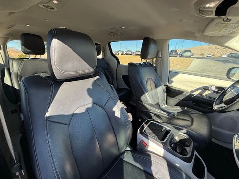 Used 2022 Chrysler Pacifica Touring-L w/ Uconnect Theater Family Group image 15