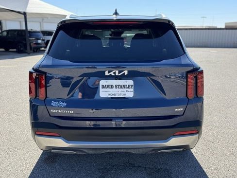 Used 2024 Kia Sorento S image 5