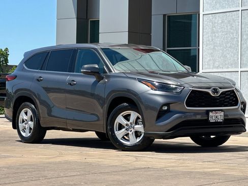 Used 2022 Toyota Highlander LE AWD/4WD image 2