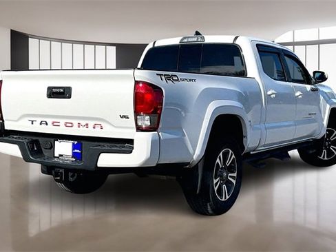 Used 2017 Toyota Tacoma TRD Sport image 6