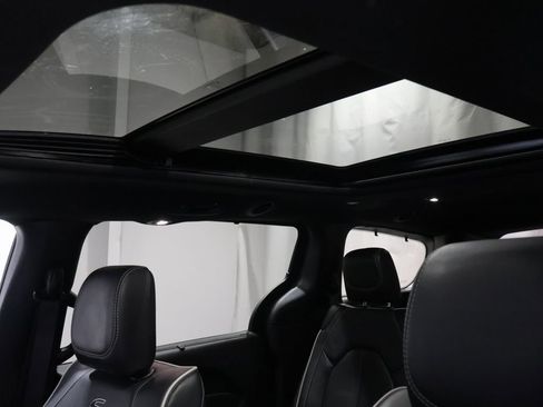 Certified 2025 Chrysler Pacifica Limited image 12