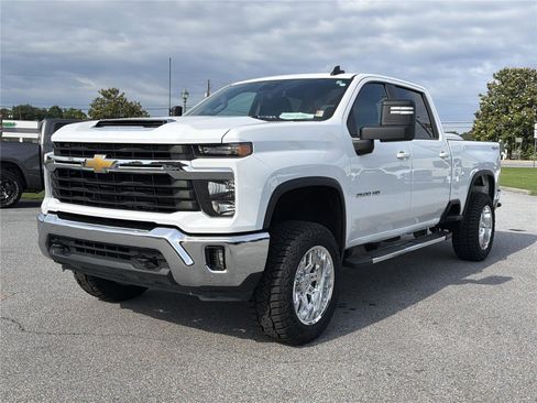 Used 2025 Chevrolet Silverado 2500 LT w/ Convenience Package AWD/4WD image 2