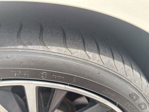 Used 2019 INFINITI Q60 3.0t Luxe w/ Essential Package image 5