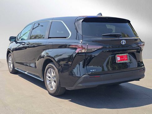 Certified 2025 Toyota Sienna XLE FWD image 5