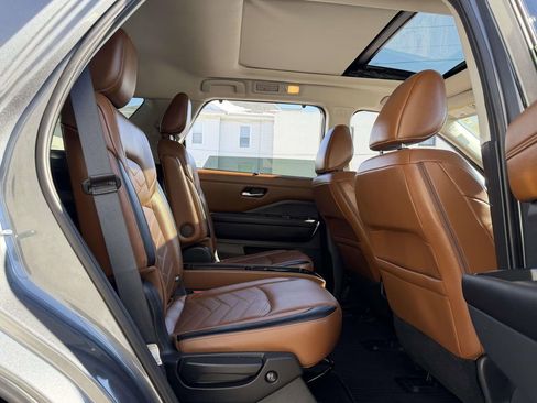 Used 2024 Nissan Pathfinder Platinum image 15