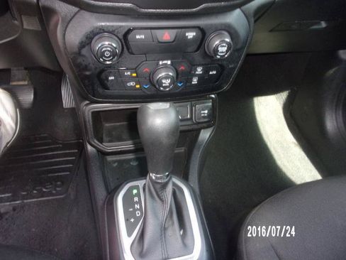 Used 2019 Jeep Renegade Latitude FWD image 12
