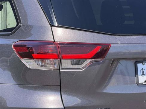 Used 2019 Toyota Highlander SE AWD/4WD image 13