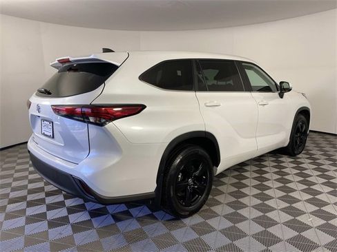 Used 2023 Toyota Highlander L image 9
