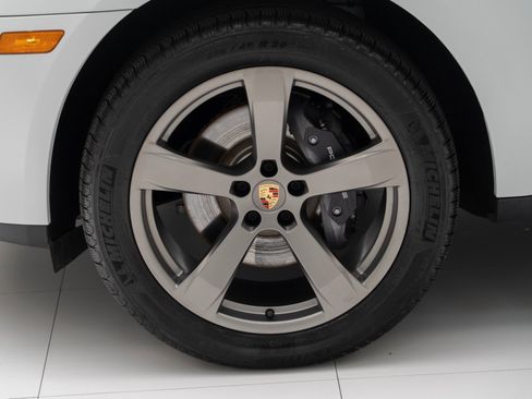 Certified 2025 Porsche Macan AWD/4WD image 12