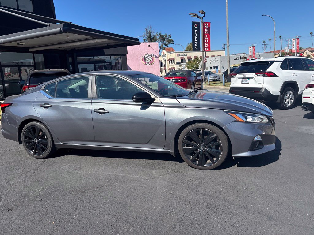 Used 2022 Nissan Altima 2.5 SR w/ Midnight Edition Package FWD image 3