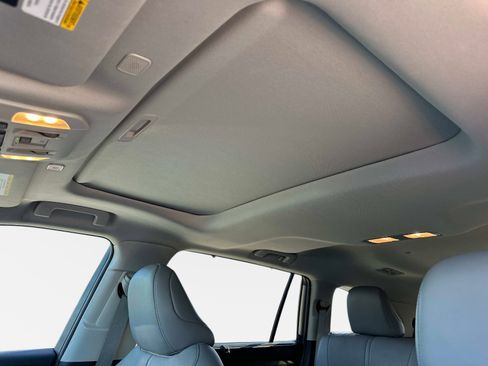 Used 2025 Toyota Highlander Limited image 25