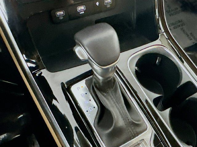 Used 2024 Kia Carnival EX FWD image 18