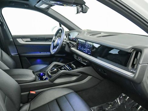 Used 2025 Porsche Cayenne AWD/4WD image 16