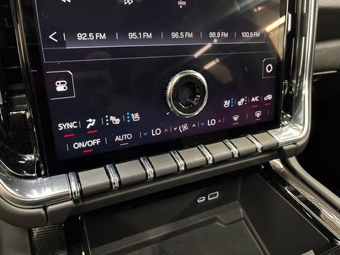 Used 2025 GMC Yukon Elevation w/ Technology Package AWD/4WD image 37