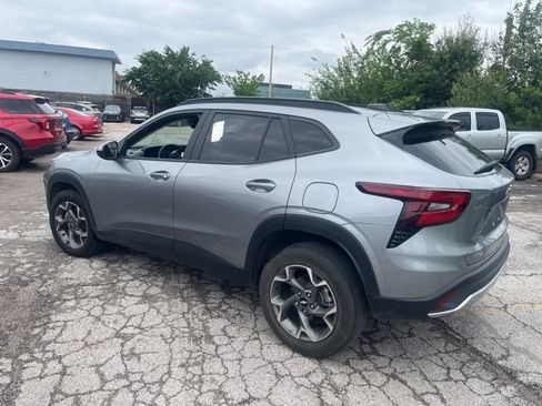 Used 2024 Chevrolet Trax LT w/ Driver Confidence Package FWD image 3