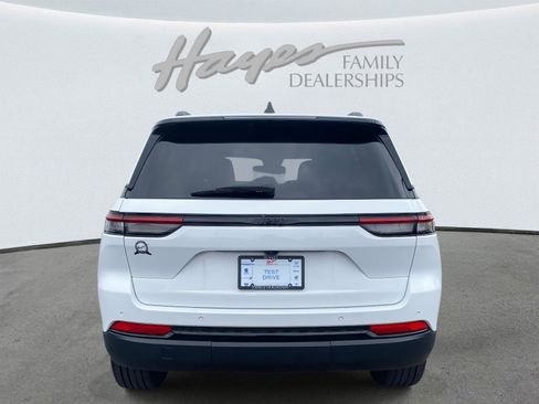 Certified 2025 Jeep Grand Cherokee Altitude image 4