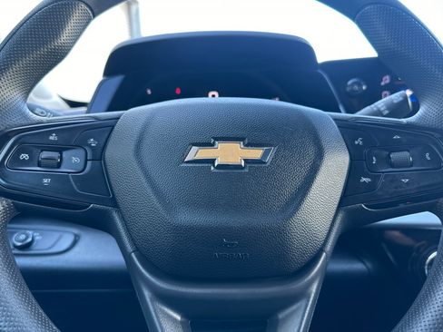 Used 2025 Chevrolet Trax LT FWD image 24