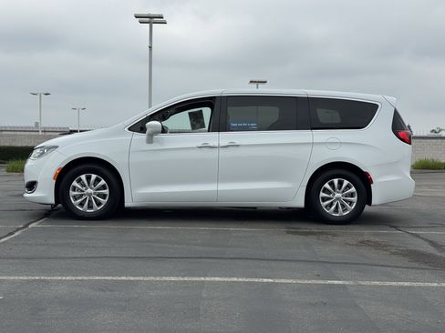 Used 2018 Chrysler Pacifica Touring Plus image 4