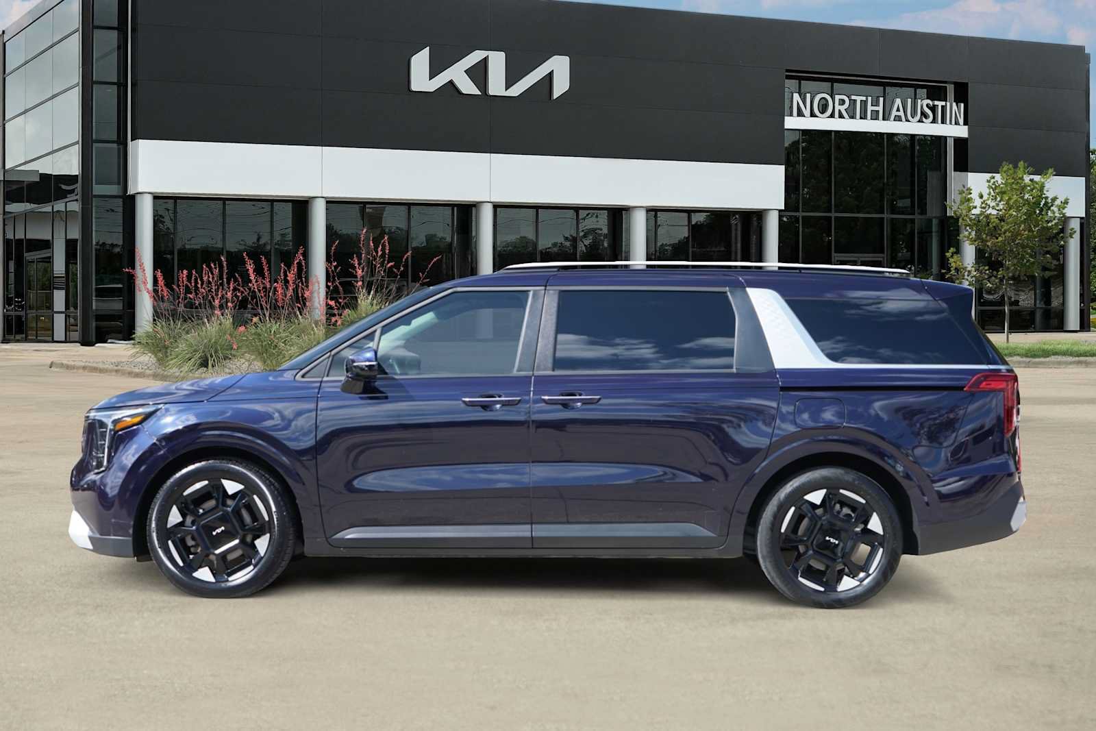 Certified 2025 Kia Carnival EX FWD image 3