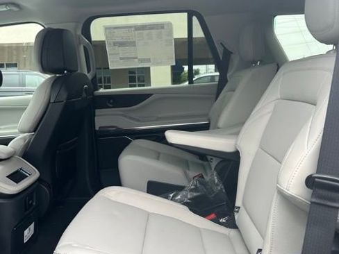 New 2026 Lincoln Navigator Premiere AWD/4WD image 9
