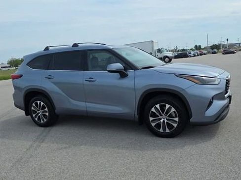 Used 2022 Toyota Highlander XLE AWD/4WD image 9