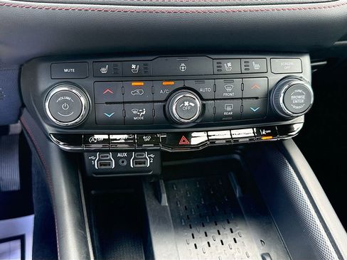 Used 2025 Dodge Durango GT AWD/4WD image 17