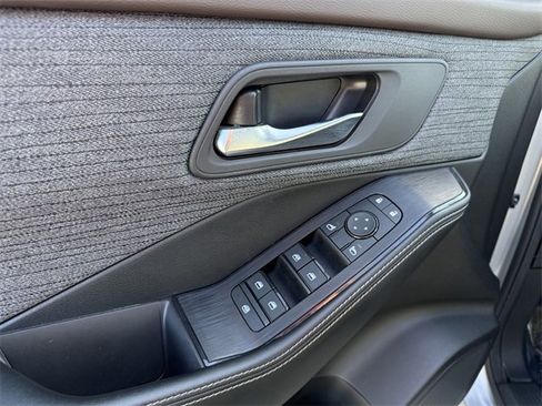 Used 2023 Nissan Rogue SV image 16