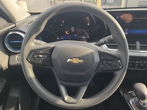 Certified 2025 Chevrolet Trax LT FWD image 17