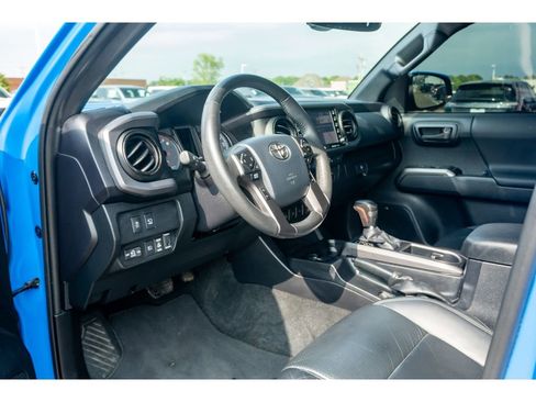 Used 2020 Toyota Tacoma TRD Sport w/ TRD Premium Sport Package AWD/4WD image 11