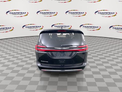 Used 2023 Chrysler Pacifica Touring-L FWD image 7