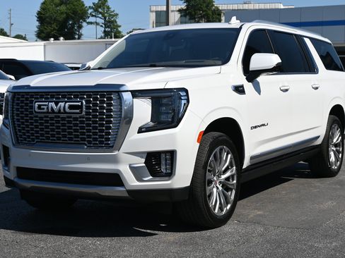 Used 2021 GMC Yukon XL Denali w/ Denali Premium Package AWD/4WD image 5
