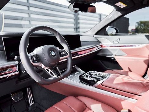 Used 2025 BMW 760i xDrive w/ Premium Package image 2