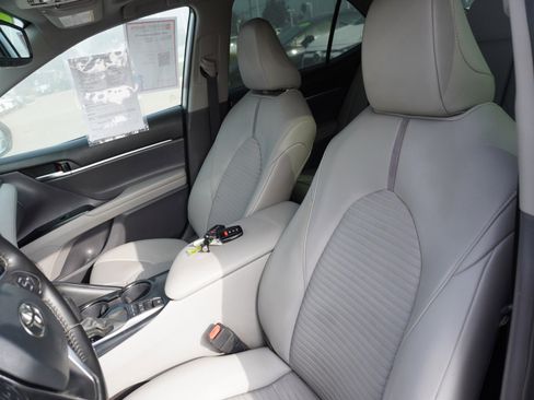 Used 2020 Toyota Camry SE w/ Sunroof Package image 22