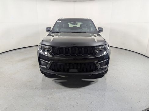 New 2025 Jeep Grand Cherokee Altitude image 2
