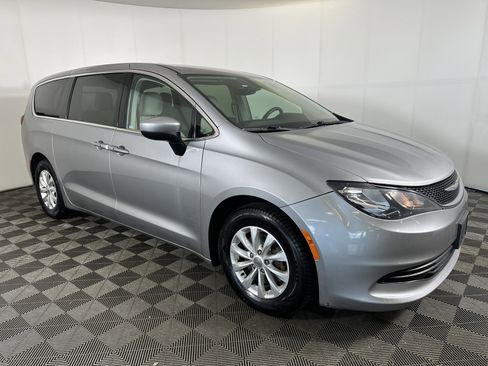 Used 2017 Chrysler Pacifica Touring w/ Tire & Wheel Group FWD image 4