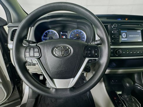 Used 2018 Toyota Highlander LE FWD image 15