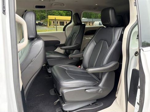 Used 2024 Chrysler Pacifica Limited FWD image 19