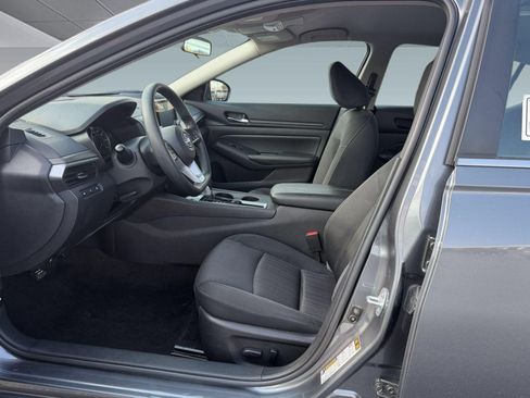 Used 2025 Nissan Altima 2.5 SV FWD image 9