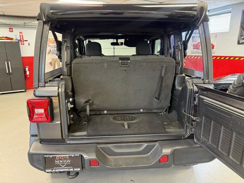Used 2018 Jeep Wrangler Rubicon AWD/4WD image 14