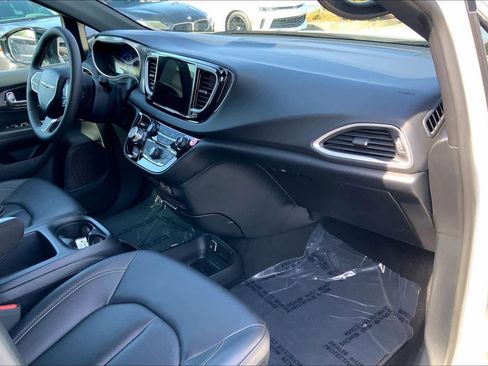 Used 2025 Chrysler Pacifica Select FWD image 17