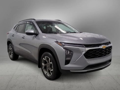 Used 2025 Chevrolet Trax LT w/ Driver Confidence Package image 2