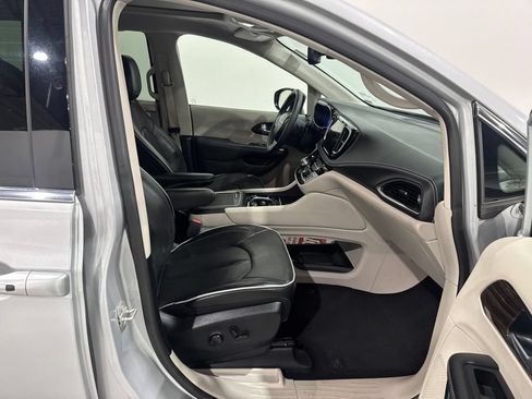 Used 2024 Chrysler Pacifica Limited FWD image 23