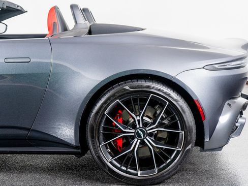 Used 2021 Aston Martin V8 Vantage Convertible image 17