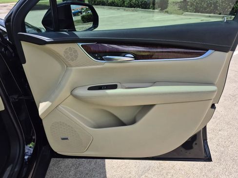 Used 2017 Cadillac XT5 Luxury w/ Driver Awareness Package image 18