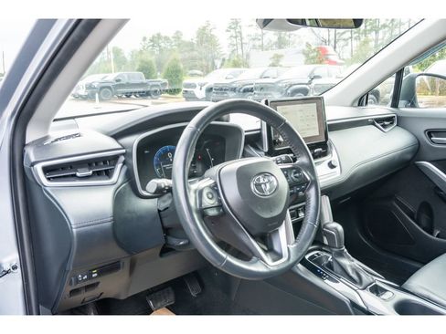 Used 2023 Toyota Corolla Cross XLE image 10