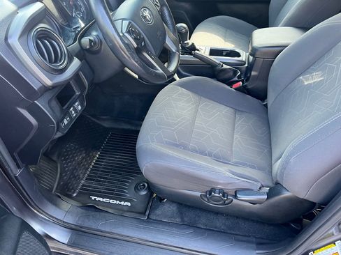 Used 2017 Toyota Tacoma TRD Off-Road image 40