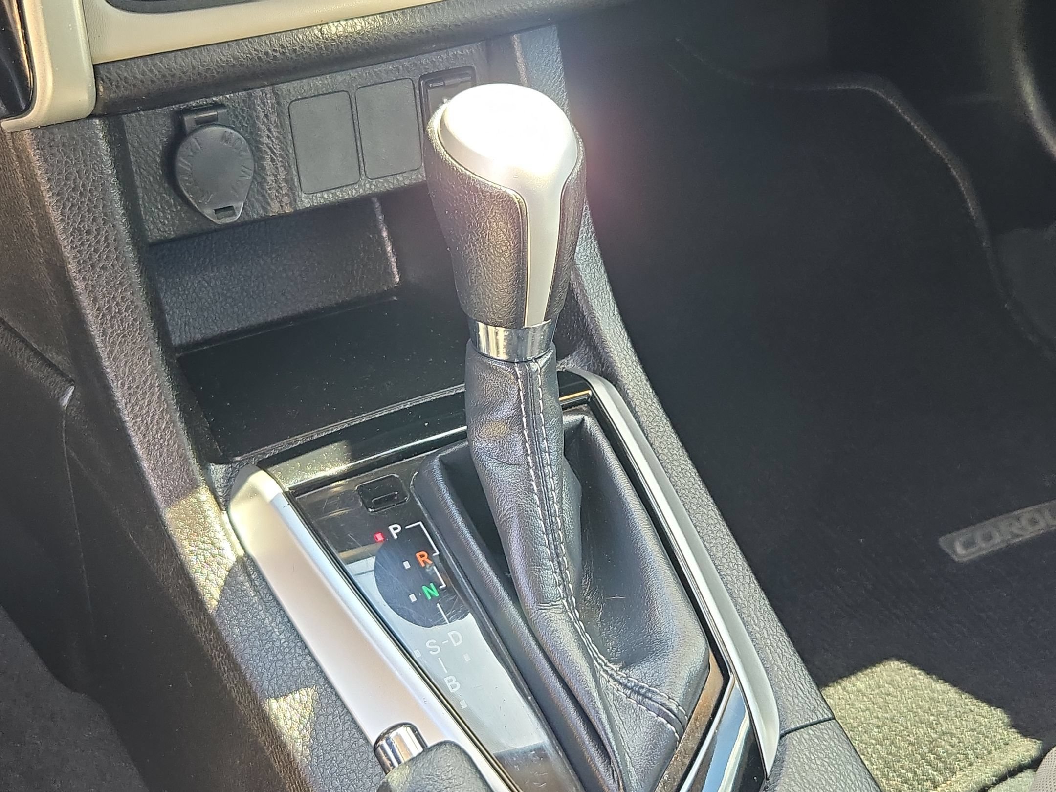 Used 2018 Toyota Corolla LE FWD image 19