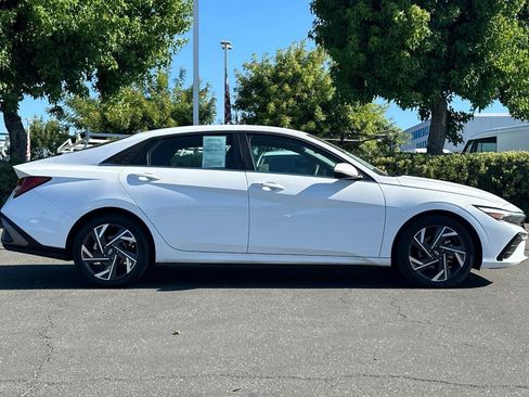Used 2025 Hyundai Elantra SEL FWD image 2