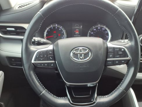 Used 2021 Toyota Highlander LE FWD image 12